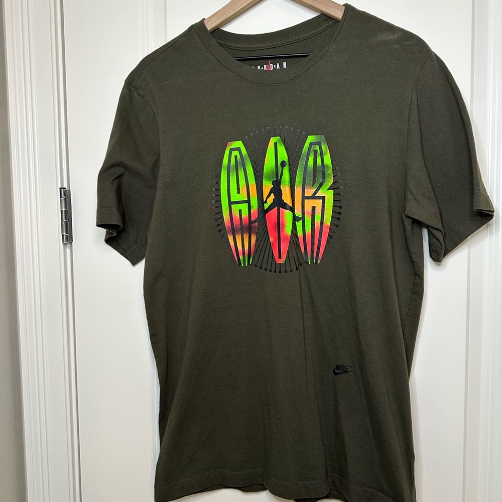 Mens Air Jordan graphic shirt size M olive green